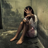 Педофил несколько месяцев растлевал и насиловал несовершеннолетнюю девочку