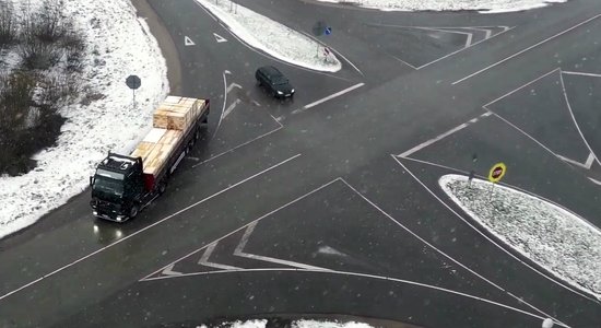 Video: Policija ar dronu krustojumā Kurzemē ķērusi pārkāpējus