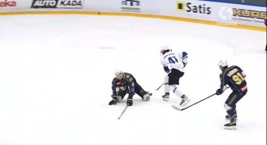 Video: Vien 17 gadus vecs hokejists gūst supervārtus Latvijas čempionātā