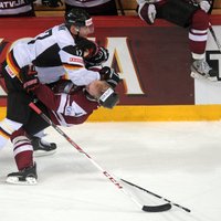 Fotoreportāža: Latvijas hokejisti nespēj iemest ripu Vācijas vārtos