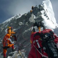 Vadošās alpīnisma pakalpojumu kompānijas atsauc pavasara ekspedīcijas uz Everestu