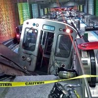 Видео: поезд в Чикаго врезался в эскалатор