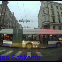 Video: Trolejbuss sastrēgumu laikā Rīgā aizšķērso visu krustojumu