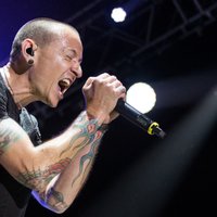 Pašnāvību izdarījis grupas 'Linkin Park' līderis Česters Beningtons