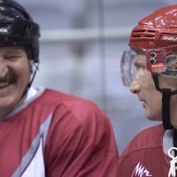 ВИДЕО: Кто из президентов лучше играет в хоккей — Путин или Лукашенко?