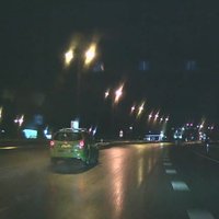 Video: Steidzīgs taksometra vadītājs ignorē luksofora gaismas signālus