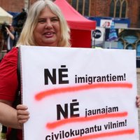 Foto: Saujiņa 'Antiglobālistu' piketē pret bēgļu uzņemšanu Latvijā