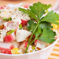 Sāc brīvdienas gardi! Tautā iecienītu salātu receptes visām gaumēm