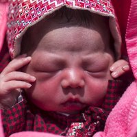 Aizkustinošs foto stāsts: Nepālā starp drupām piedzimst meitenīte