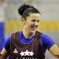 Latvijas sieviešu basketbola izlase nopietna savainojuma dēļ palikusi bez Rozenbergas