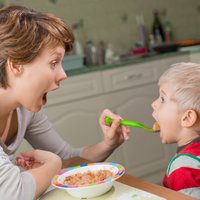 Karotīti par mammu, karotīti par tēti: 10 aizliegtās frāzes par ēdienu