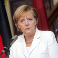 Merkeles partija Vācijas Bundestāga vēlēšanās vadībā, liecina aptauja