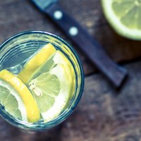 Veselības ieguvumi, ūdenim pievienojot citronu. Vai tādi vispār ir?
