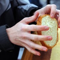 Lasītājs Gaiļezera slimnīcā iegādājas 'nelikumīgas maizītes'; nereģistrētais uzņēmējs labojas