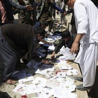 Foto: Kabulas vēlētāju reģistrācijas centrā sarīkota eksplozija; vismaz 57 bojāgājušie