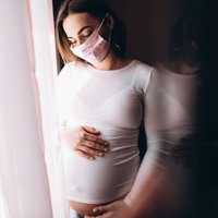 Коронавирус во время беременности сильно повышает риск тяжелых родов
