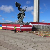 Российский губернатор предлагает установить памятник из рижского парка Победы в Ивангороде — так его будет видно из Нарвы