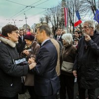 Foto: Piemiņas brīdī pie Francijas vēstniecības Rīgā pulcējas vairāk nekā 100 cilvēku