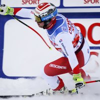 Šveices kalnu slēpotājs Foics uzvar emocionālās nobrauciena sacensībās Leikluisā
