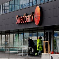 "Утром Swedbank уже не будет работать". Из-за слухов жители Даугавпилса бросились снимать наличные