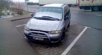 Foto: Polijā jau pusgadu ceļmalā mētājas 'Chrysler' no Latvijas