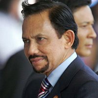 Султан Брунея узаконил отрубание конечностей и порку плетьми