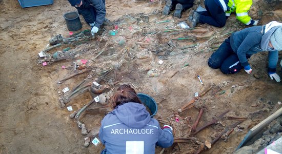Simtiem skeletu krustu šķērsu – Vācijā uzieti mēra upuru kapi pārsteidz pat arheologus