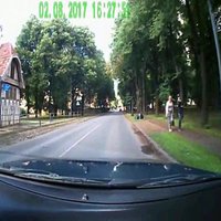 Rīgā avarē policijas auto un vēl divas automašīnas