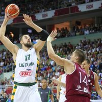 ФОТО, ВИДЕО: Латвия набрала против Литвы 49 очков и впервые проиграла на Евробаскете