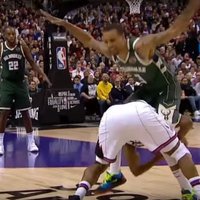Video: mēģinājums izlīst starp pretinieka kājām – smieklīgākā NBA nedēļas epizode