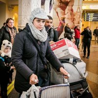Foto: Lietuvā ierodas pirmie bēgļi - izglītots irākietis ar ģimeni