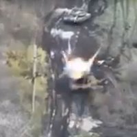 Video: Ukraiņu karavīrs no tuvas distances iznīcina okupantu tanku