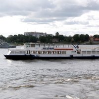 Rīgā pie atpūtas kuģīša Daugavā noplūdusi degviela