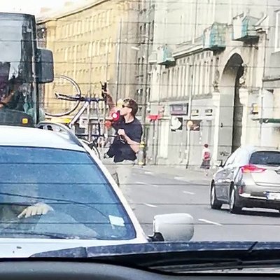 Video: Velosipēdists Rīgā strīda karstumā autobusam izdauza šofera logu