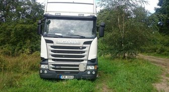 Foto: Mežā Zviedrijā jau divas nedēļas mētājas 'Scania' vilcējs no Latvijas