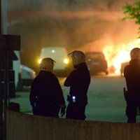 Stokholmā otro nakti pēc kārtas notikuši grautiņi un degušas automašīnas