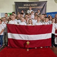 Latvijas jaunie dambretisti izcīna 14 medaļas pasaules jauniešu čempionātā 100 lauciņu dambretē