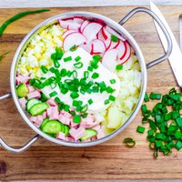 Kā pagatavot okrošku – tradicionālu krievu virtuves auksto zupu ar kvasu