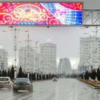 Turkmenistānas galvaspilsētā aizliegti 'nelaimi nesošie' melnie auto