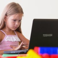 Омбудсмен: латвийцы регулярно жалуются, что у них нет техники для полноценной удаленной учебы ребенка