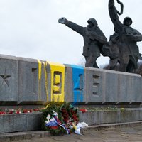 Aizliedz pulcēties PSRS armiju slavinošu pieminekļu pakājē