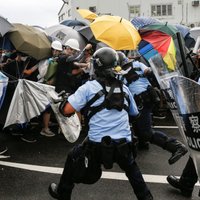 Foto: Ķīniešu drošībnieki sit Honkongas protestētājus