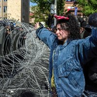 На митинг в Ереване вышли десятки тысяч человек, лидеры протестов задержаны