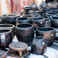 Ražots Latvijā: radošās interpretācijas māla keramikai