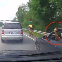 Video: Uz Jelgavas šosejas BMW vadītājs apsteidz pa ceļa malu un rāda vidējo pirkstu