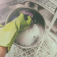 Шесть вещей, которые нельзя сливать в раковину при мытье посуды и уборке