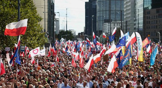 Foto: Varšavā pret konservatīvo valdību protestē simtiem tūkstoši cilvēku