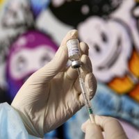 Divus policistus Dobelē atstādina aizdomās par viltus vakcinācijas sertifikātu iegūšanu