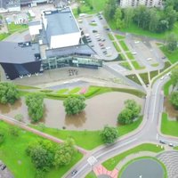 Lietus ūdens ieskauj 'Goru': plūdi Rēzeknē no drona lidojuma
