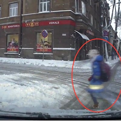 Video: Daugavpilī auto knapi izvairās no uzbraukšanas pār ielu bezrūpīgi skrienošai meitenītei